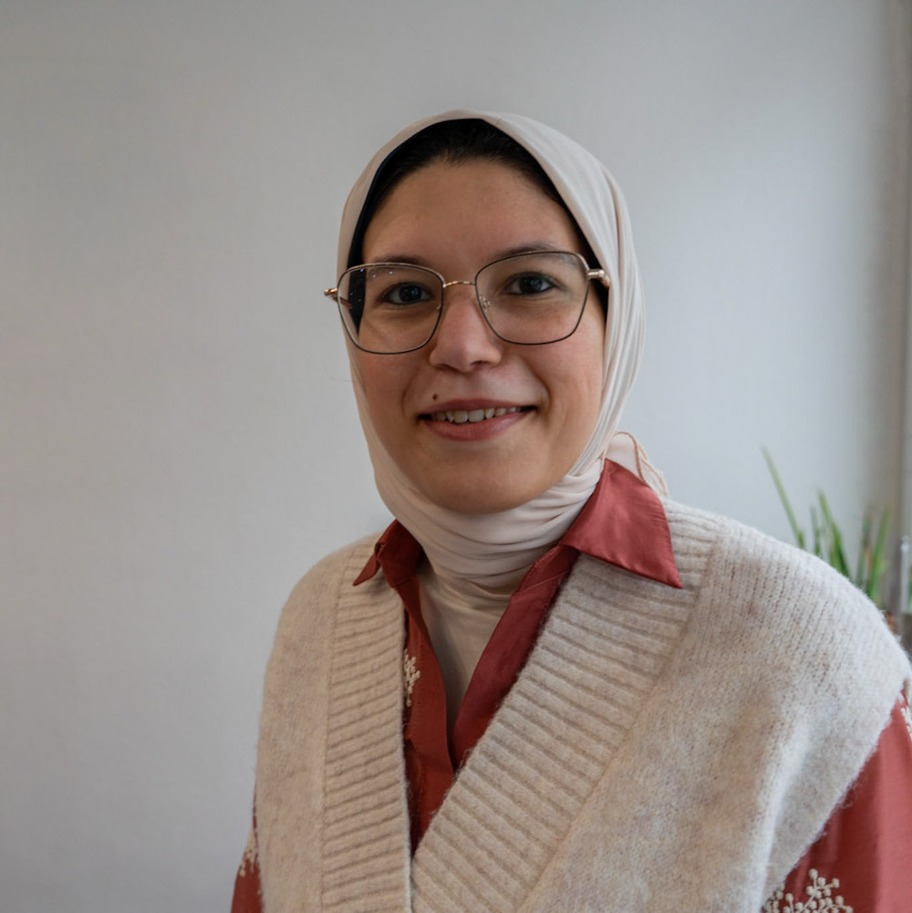 Mona ist die Kochkursleiterin